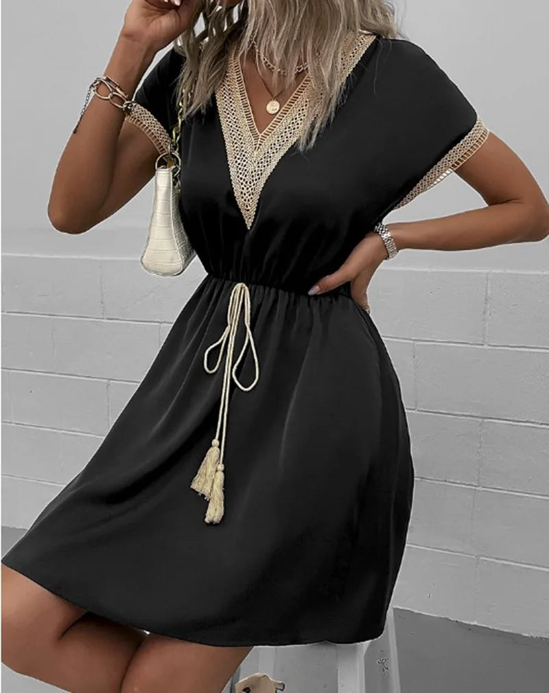 Josephine - Chic V-Neck Boho Dress with Flattering Waist Tie